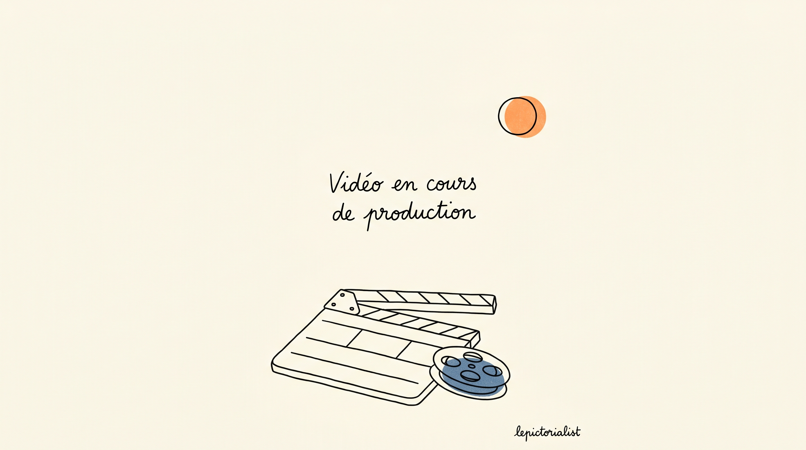 Vidéo tutoriel en cours de production — illustration ligne claire d'un clap de cinéma et d'une bobine de pellicule