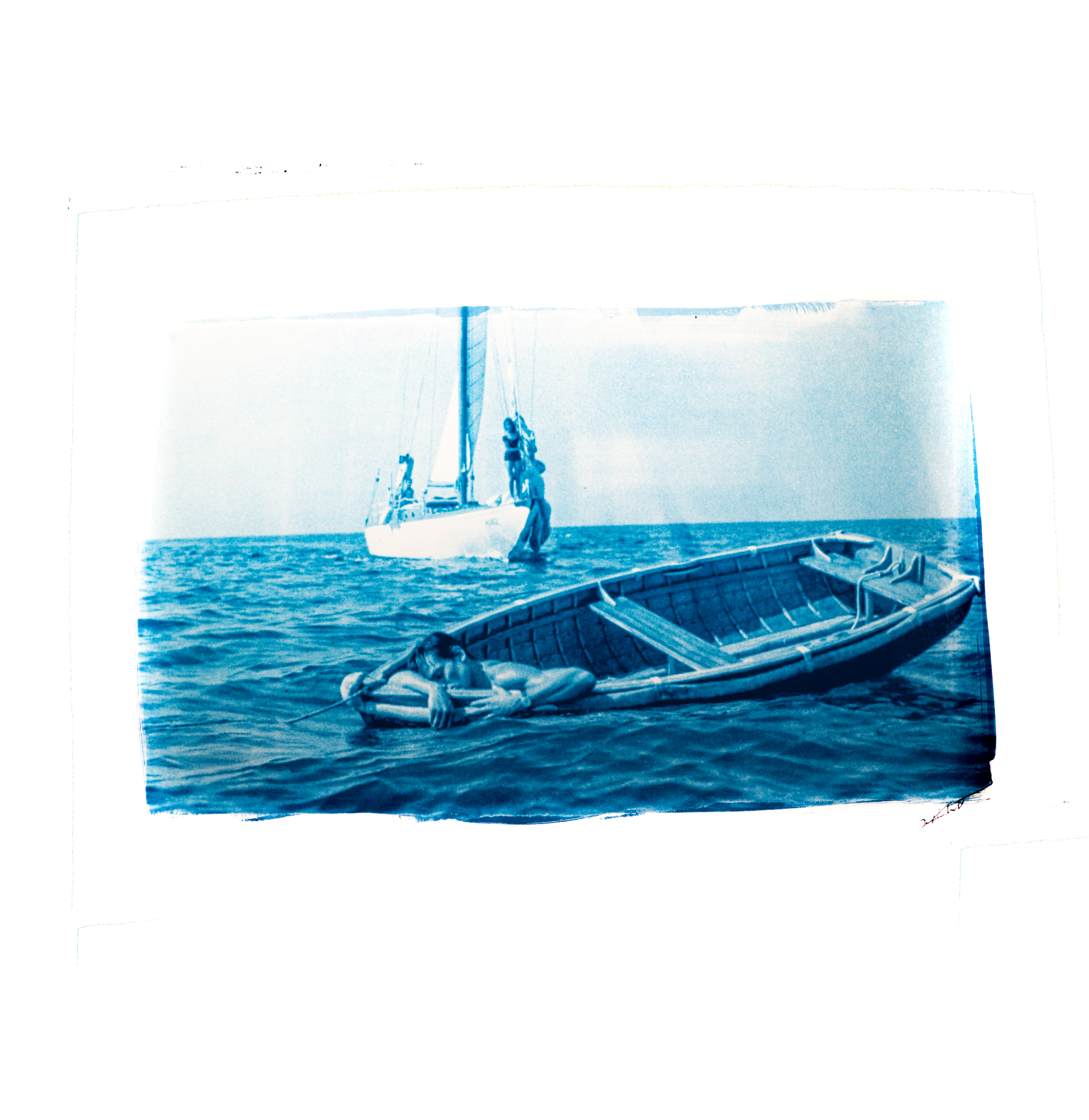 Tirage cyanotype bleu de Prusse sur papier coton, réalisé par contact sous négatif — le médium du photogramme, ici sur une image d'appareil.