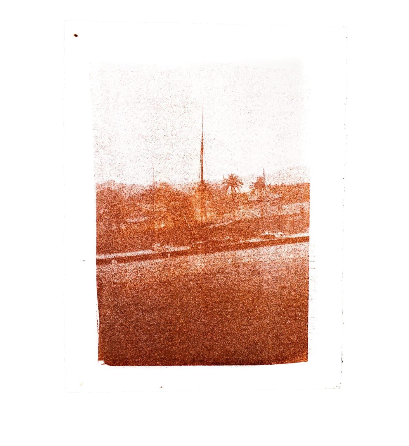 Tirage gomme sanguine sur papier aquarelle — paysage monochrome rouille, choisi pour sa parenté d'aspect avec un anthotype, dont aucune photographie n'existe au catalogue.