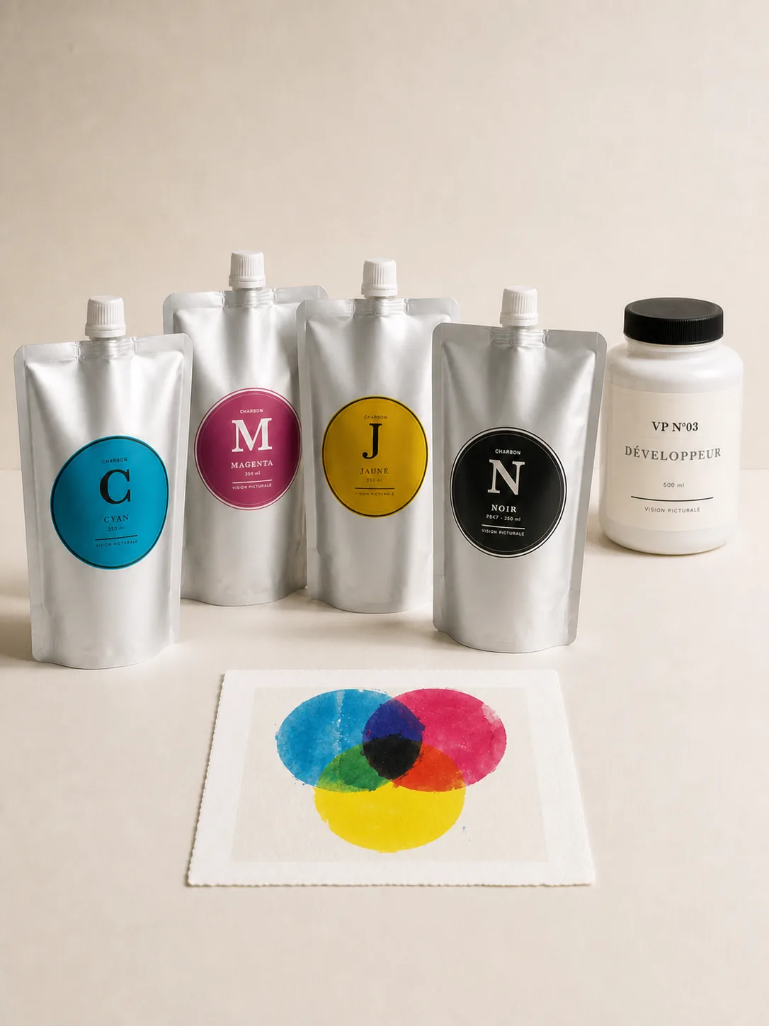 Charbon CMJN — prototype de coffret avec quatre pochons, Développeur VP N°03 et mire CMJN