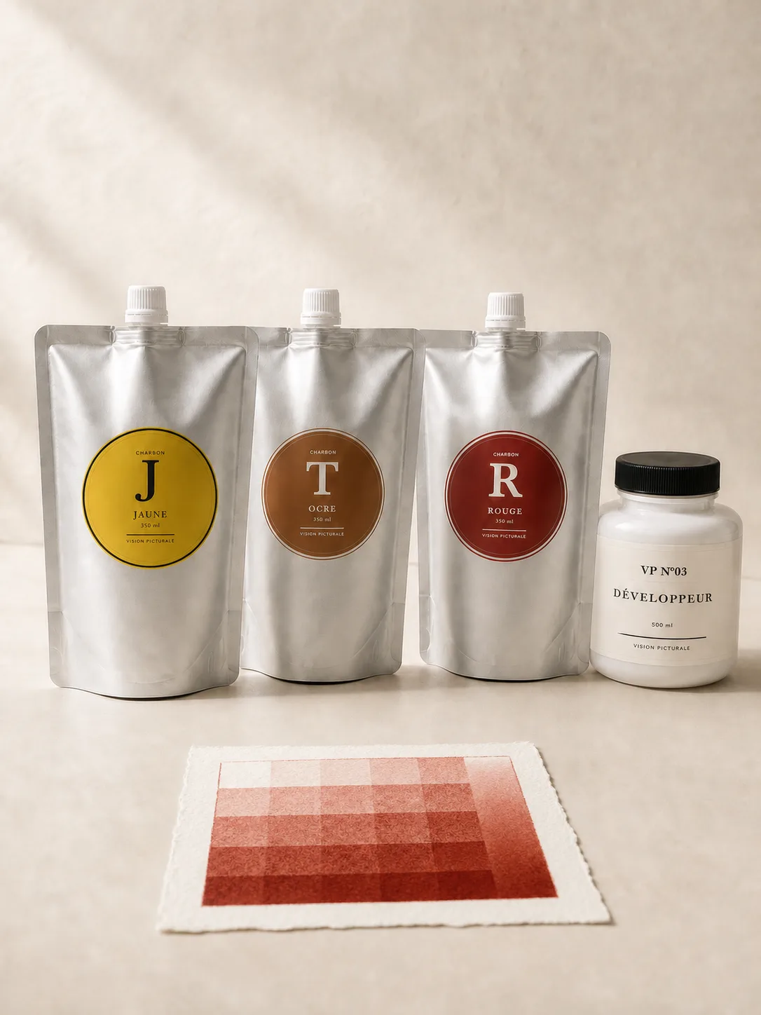 Charbon Sanguine — prototype de coffret avec trois pochons, Développeur VP N°03 et mire monochrome