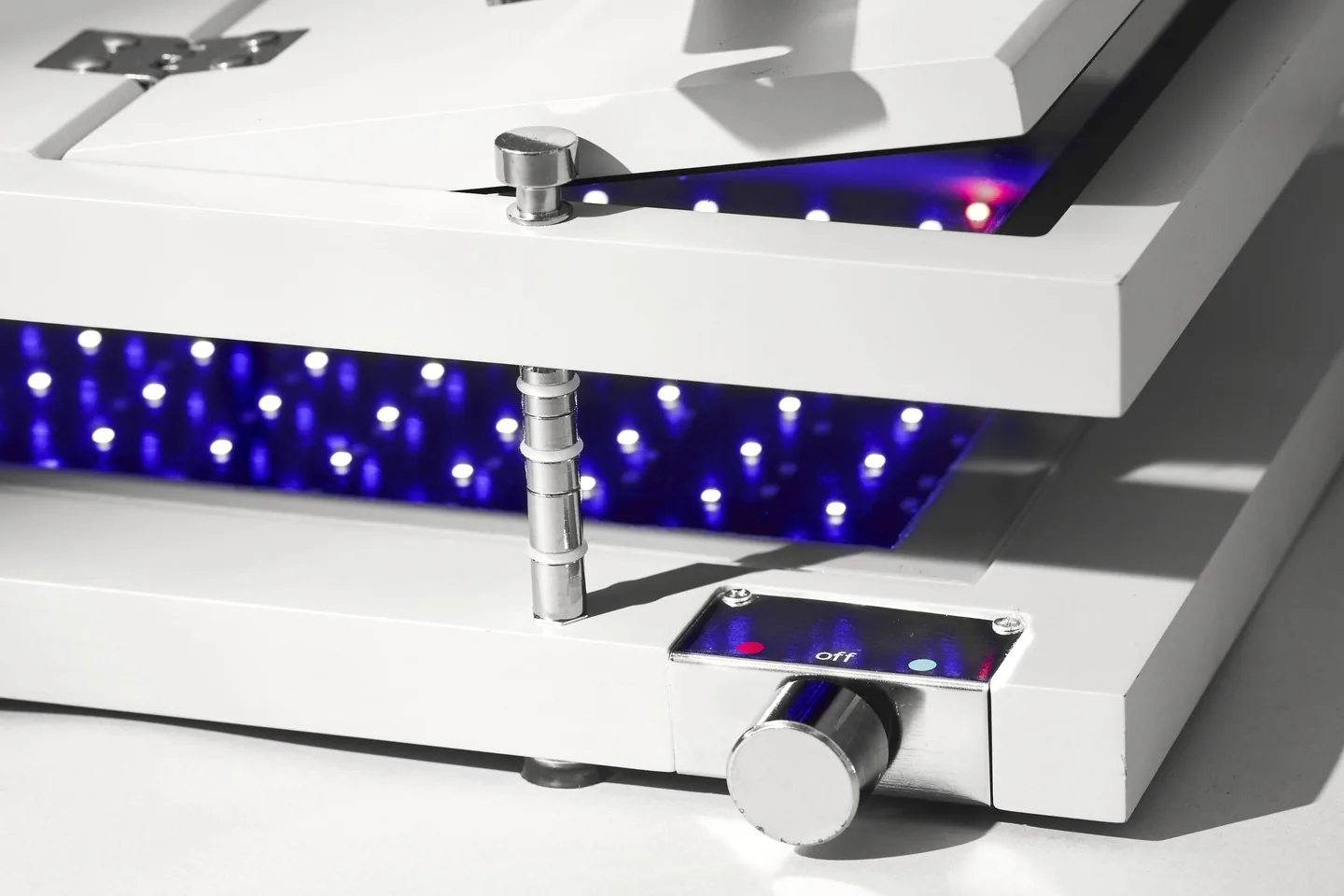 Luminograph A4, gros plan du sélecteur de commande et des LED UV allumées